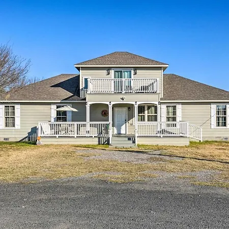 Peaceful Atascosa Home With Balcony And Deck!